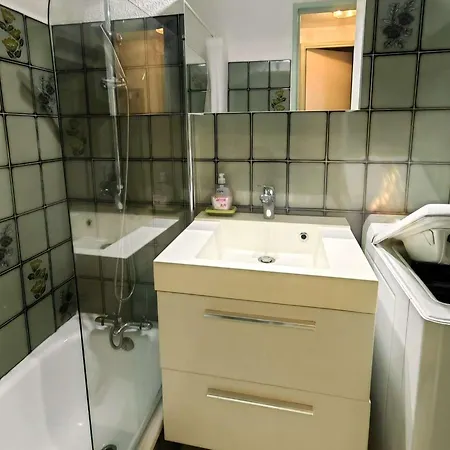 Vila Mitoyenne Calme Avec Piscine Et Parking, Proche Pour 6 Personnes - Fr-1-607-28