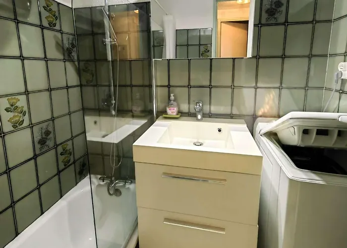 Villa Mitoyenne Calme Avec Piscine Et Parking, Proche Pour 6 Personnes - Fr-1-607-28