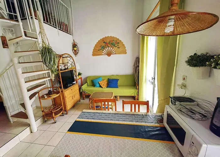 Villa Mitoyenne Calme Avec Piscine Et Parking, Proche Pour 6 Personnes - Fr-1-607-28 *